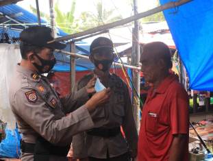 Putus Penyebaran Covid-19, Polres Kuansing Bagikan Masker